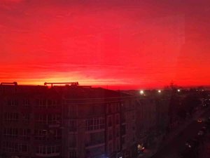 Gökyüzünün Rengi Mest Etti, Gören Telefona Sarıldı