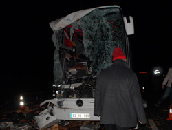 Rize Plakalı Araç Kaza Yaptı  2 Ölü 13 Yaralı