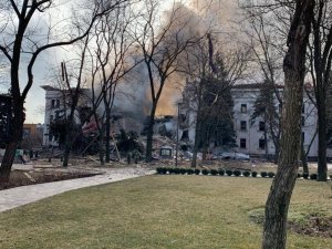 Rusya, Mariupol’de Sığınak Olarak Kullanılan Tiyatroyu Vurdu
