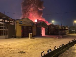 Oto Sanayide Alevler Geceyi Aydınlattı