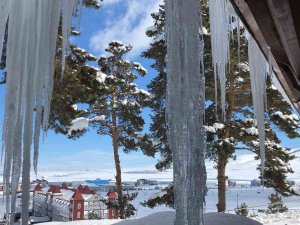 Kars’ta 4 Metrelik Buz Sarkıtları Oluştu