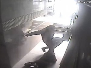 “Kime Geldiniz” Dedi Öldüresiye Dayak Yedi: Apartman İçindeki Dehşet Anları Kamerada