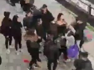 Küçükçekmece’de Liseli Kızların Kavgası Kamerada