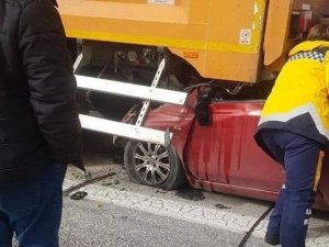 İ̇zmir’de Korkunç Kaza: Emniyet Şeridindeki Tıra Ok Gibi Saplandı