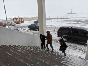 Ardahan’da Köy Yolları Kapandı, Posof İlçesinde Okullar Tatil Edildi
