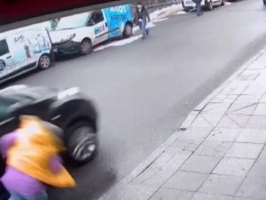 Cep Telefonuna Bakarken Canından Oluyordu: Kaza Anı Kamerada