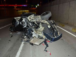 Antalya’da Yön Levhasına Çarpan Otomobil Hurdaya Döndü: 3 Ölü