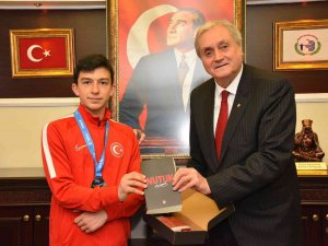 Şampiyon Taekwondocu Alper Tuncay’ı Ödüllendirdi