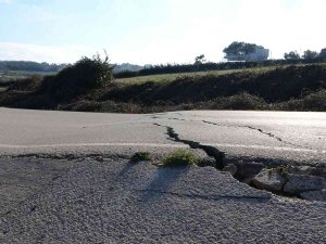 Sinop’ta Heyelan Nedeniyle Yolda Çökme Oluştu