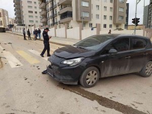Gaziantep’te Otomobille Çarpışan Minibüs Devrildi: 4 Yaralı