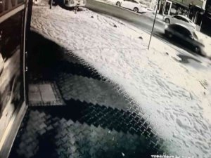 Sancaktepe’de Hafif Ticari Araç, Otomobil İle Kafa Kafaya Çarpıştı: 7 Yaralı