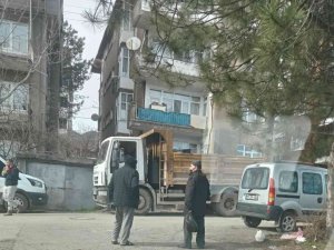 Komşuları İhbar Etti, Bir Kamyon Çöp Boşaltıldı