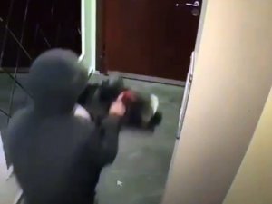 Eyüpsultan’da Hırsız Çaldığı Ayakkabıları Güçlükle Taşıdı: O Anlar Kamerada
