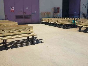 Kayapınar Belediyesinden Okullara Bank Ve Çöp Kovası Desteği