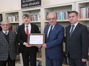 Şair İ̇sa Kahraman Dpü’ye Bin 91 Kitap Bağışladı