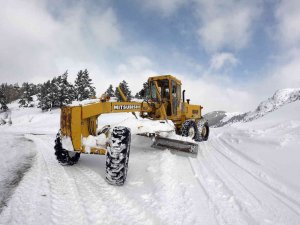 Gümüşhane’de Karla Mücadele Çalışmaları Sürüyor