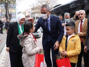 Bakan Özer: "Bu Sürecin En Büyük Kahramanları Şüphesiz Öğretmenlerimiz"