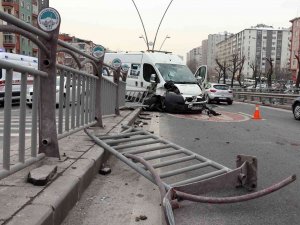 Otomobile Çarpan Ticari Araç Bariyerlere Girdi: 1 Yaralı