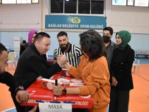 Diyarbakır’da Bilek Güreşinin Yıldızlarına Madalyaları Takdim Edildi