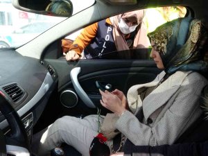 Yozgat’ta, Polis Ekipleri Kadın Yolculara Karanfil Dağıtıp, Kades’i Anlattı