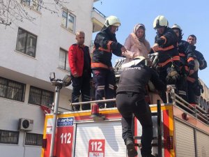 Mersin’de 4 Katlı Binanın Girişi Çöktü