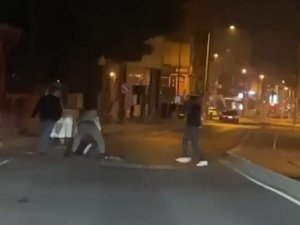 Sokakta Yere Yatırdıkları Adamı Tekme Tokat Dövdüler