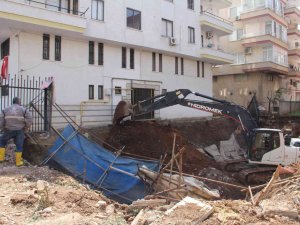 Mersin’de Girişi Çöken 4 Katlı Binadan 9 Vatandaş Kurtarıldı