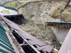Esenler’de İ̇bb’ye Ait Parkta Toprak Kayması: Facianın Eşiğinden Dönüldü