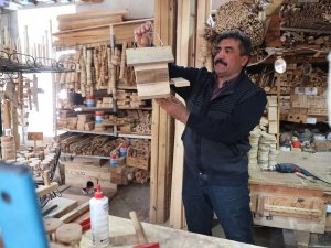 Denizlili İş Adamı Ahşaptan Yaptığı 160 Kuş Yuvasını Belediyeye Bağışladı