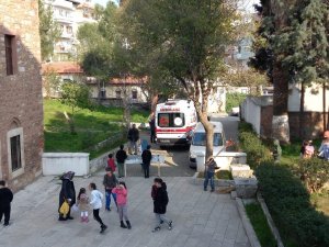 Madde Bağımlısı Şahıs, Çocukların Gözü Önünde Yere Yığılıp Kaldı