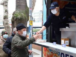 Kartal Belediyesinden Vatandaşlara Kandil Simidi Ve Hayır Lokması İkramı