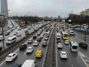 İ̇stanbul’da Kar Uyarısı Sonrası Trafik Yoğunluğu Yüzde 87’e Ulaştı