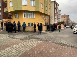 Babasını Öldürdü, Başında Bekleyip Polise Teslim Oldu