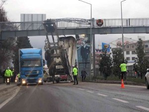 Damperi Açılan Kamyon Önce Üst Geçit Ve Banka Aracına Çarptı