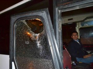 Seyir Halindeki İşçi Servisine Taşlı Saldırı