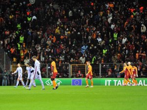 Galatasaraylı Taraftarlar, Alkışlarla Takımı Soyunma Odasına Gönderdi