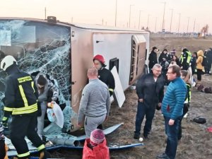 Ukraynalı Mültecileri Taşıyan Otobüs Litvanya’da Devrildi: 12 Yaralı