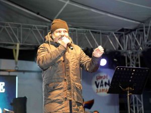 Van Shopping Fest Kapsamında Dengbêjler Sahne Aldı