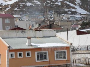 Çatılarda Oluşan 3 Metrelik Buz Sarkıtları Tehlikeye Neden Oluyor