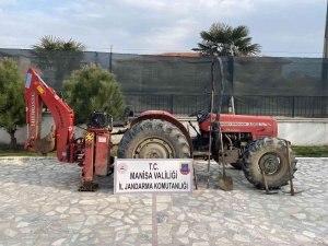 Kepçeyle Kaçak Kazı Yaparken Jandarmaya Yakalandılar