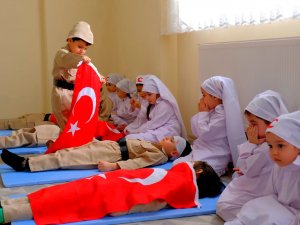Minik Öğrencilerden Duygulandıran Çanakkale Zaferi Canlandırması