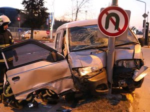 Edirne’de Panelvan Önce Taksiye, Ardından Direğe Çarptı: 3 Yaralı