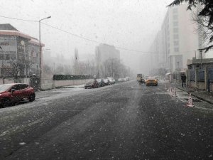 İ̇stanbul’da Kar Yağışı Etkili Oluyor