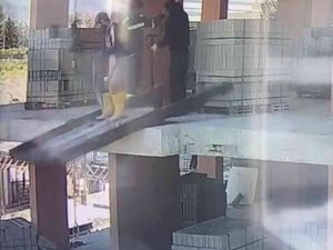 Dikkatsiz İşçi, İnşaatın İkinci Katından Bastığı Kalasla Birlikte Aşağı Düştü