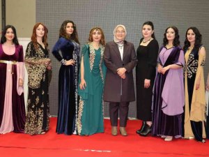 Van’da Yöresel Kıyafetler Defilesi Hayran Bıraktı