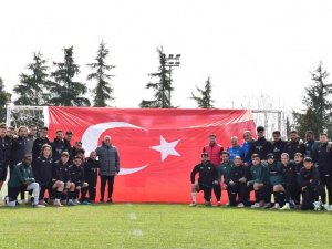 Denizlispor İdman Öncesi Türk Bayrağı Açarak Şehitleri Andı
