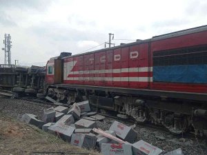 Elazığ’da Tren Tıra Çarptı, Sürücü Araçtan Atlayarak Canını Kurtardı