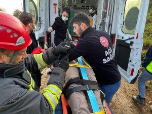 Şarampole Devrilen Kamyonun Sürücüsü Yaralandı