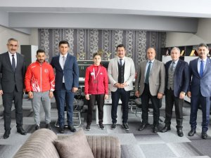 Kaymakam Güneş, Güreşte Türkiye 3. Olan Aleyna’ya Altın Ödülü Verdi