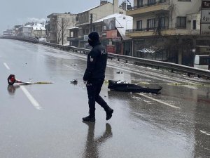 Yolun Karşısına Geçmeye Çalışırken Tırın Altında Can Verdi